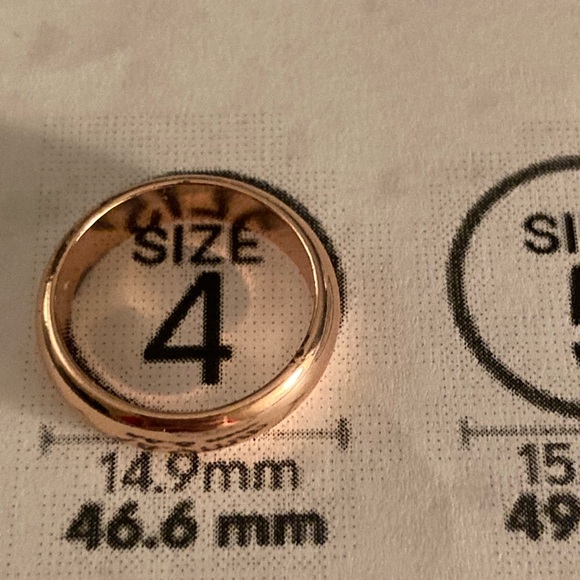 Plain but pretty gold band - Picture 5 of 5